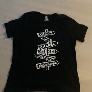 T-Shirt Addicts Black Tee with Fashion Signpost Design